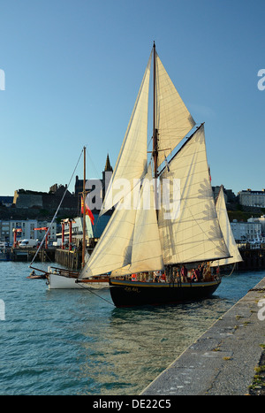 Lys Noir (französische klassische Yacht. Rig: Yawl aurischen, 1914) verlassen die Fischerei Hafen von Granville (Normandie, Frankreich). Stockfoto