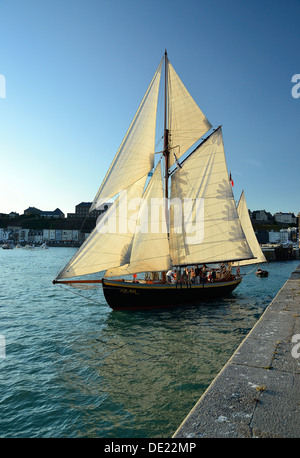 Lys Noir (französische klassische Yacht. Rig: Yawl aurischen, 1914) verlassen die Fischerei Hafen von Granville (Normandie, Frankreich). Stockfoto