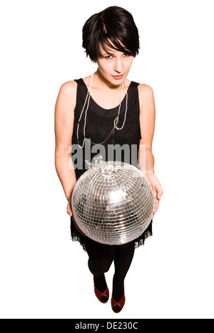 Junge Frau mit einem Disco Ball in ihren Händen Stockfoto