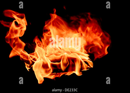 Loderndes Feuer auf schwarz Stockfoto