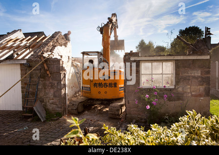 Selbstbau-Haus, Nebengebäude deaktivieren Website bereit für neues Haus gebaut Abriss alte Stein Stockfoto