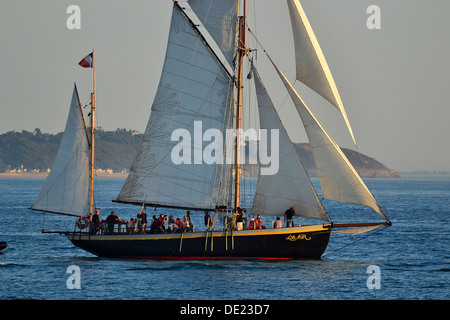 Lys Noir (französische klassische Yacht. Rig: Yawl aurischen, 1914) verlassen die Fischerei Hafen von Granville (Normandie, Frankreich). Stockfoto