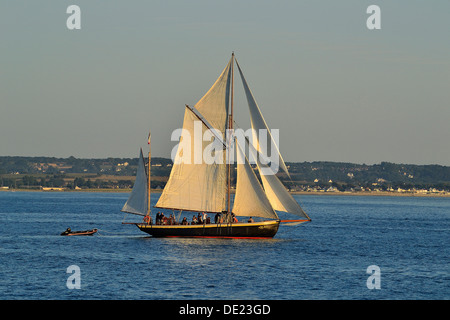 Lys Noir (französische klassische Yacht. Rig: Yawl aurischen, 1914) verlassen die Fischerei Hafen von Granville (Normandie, Frankreich). Stockfoto