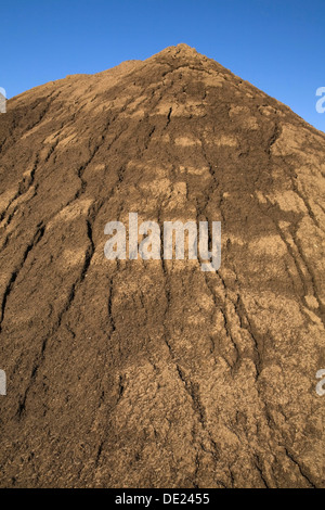 Hügel des Sandes in einem kommerziellen Sandkasten nach schweren Regenfällen, Quebec, Kanada Stockfoto