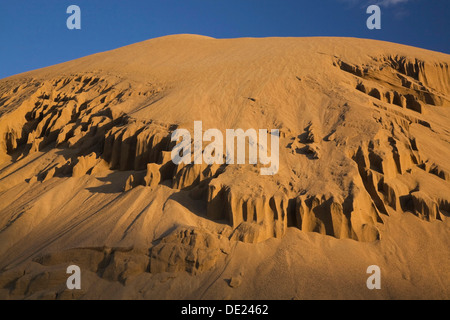 Hügel des Sandes in einem kommerziellen Sandkasten, Quebec, Kanada Stockfoto