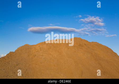 Hügel des Sandes in einem kommerziellen Sandkasten, Quebec, Kanada Stockfoto