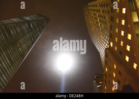 NY, NY, USA. 09. September 2013. Tribute in Light leuchtet zwischen World Trade Center Tower ein und das World Financial Center. Bildnachweis: Christopher Penler/Alamy Live-Nachrichten Stockfoto