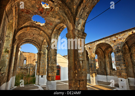 Aghios Georgios-Kirche (Kirche innerhalb einer alten, verfallenen Kirche), Pyrgos Dorf, Insel Samos, Griechenland. Stockfoto