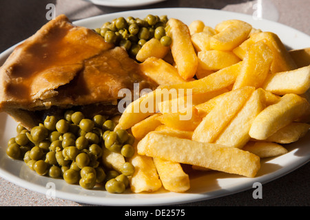 Steak Pie Chips und Erbsen Stockfoto