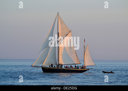 Lys Noir (französische klassische Yacht. Rig: Yawl aurischen, 1914, Heimathafen: Granville) verlassen die Fischerei Hafen von Granville. Stockfoto