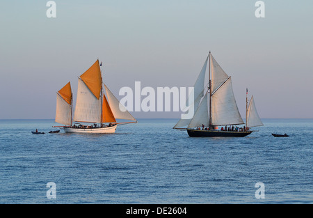 Etoile Molène (Dundee Thunfisch, Heimathafen: St Malo) und Lys Noir (französische klassische Yacht, Jolle aurischen, 1914, Heimathafen: Granville). Stockfoto