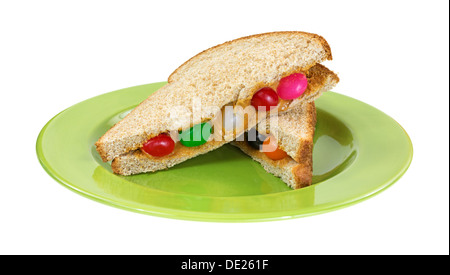 Erdnussbutter mit Geleebohnen halbieren auf einer grünen Platte. Stockfoto