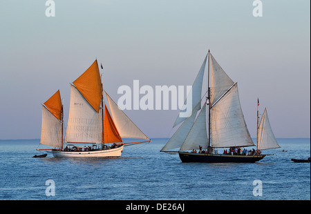 Etoile Molène (Dundee Thunfisch, Heimathafen: St Malo) und Lys Noir (französische klassische Yacht, Jolle aurischen, 1914, Heimathafen: Granville). Stockfoto