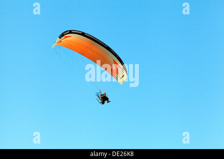 Hängegleiter Mann Drachenfliegen fliegen Fallschirm Freizeit Aktivität UK Segelflugzeuge Fallschirme Stockfoto