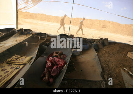 Rafah, Gaza-Streifen, Palästinensische Gebiete. 10. September 2013. Eine palästinensische Tunnel Arbeitskraft schläft am Eingang des einen Schmugglertunnel Graben unter der Gaza-Ägypten-Grenze in Rafah im südlichen Gazastreifen, 10. September 2013. Ägyptische Armee-Flut-Schmuggel-Tunnel mit Abwasser während ihrer Niederschlagung Kampagne seit Juli auf Schmuggel-Tunnel in Rafah © Eyad Al Baba/APA Images/ZUMAPRESS.com/Alamy Live-Nachrichten Stockfoto
