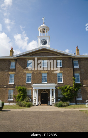 Beschäftigen Sie uns Kent England UK Haupteingang zum ehemaligen Royal Marines School of Music jetzt Wohnungen mit weißen Uhrenturm und Wetterfahne Stockfoto