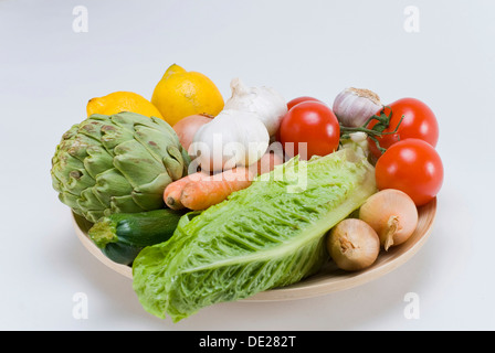 Holzschale mit verschiedenen Gemüse und Salat Stockfoto