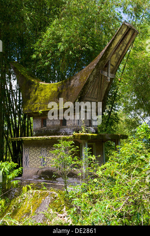 Lo'ko'Mata Bestattung vor Ort in der Form eines traditionellen Toraja-Haus in der Nähe von Ratepao, Sulawesi, Indonesien, Südostasien Stockfoto