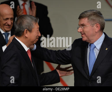 Buenos Aires, Argentinien. 10. September 2013. NG Ser Miang von Singapur (2. L) gratuliert Deutschlands Thomas Bach (R) nach seiner Wahl als neuer IOC-Präsident im Hilton Hotel in Buenos Aires, Argentinien, 10. September 2013. Bach ist der neunte IOC-Präsident. Foto: Arne Dedert/Dpa/Alamy Live-Nachrichten Stockfoto