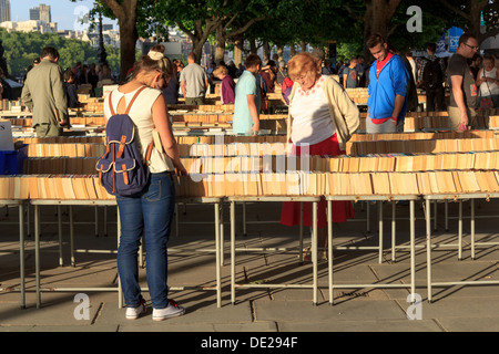 Southbank Centre Buchmarkt unter Waterloo Bridge, London, UK Stockfoto