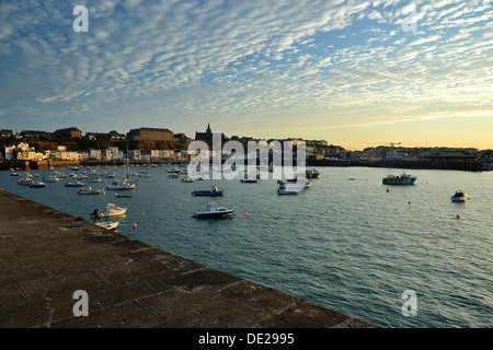 Granville-Hafen für die Strandung Boote Haute-Ville im Hintergrund (Low-Normandie, Frankreich). Stockfoto