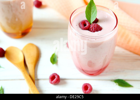 Joghurt mit Himbeeren in ein Glas, Essen Nahaufnahme Stockfoto