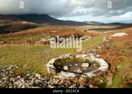 Reste von dem Transportrad in einem alten Steinbruch auf dem Marmor-Trail, Strath Suardal, in der Nähe von Broadford, Isle Of Skye, Schottland, UK Stockfoto