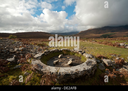 Reste von dem Transportrad in einem alten Steinbruch auf dem Marmor-Trail, Strath Suardal, in der Nähe von Broadford, Isle Of Skye, Schottland, UK Stockfoto