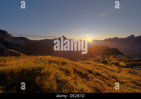 Sonnenaufgang mit Ridge und Biwak Zelt, Hinterhornbach, Lechtal, Außerfern, Tirol, Österreich, Europa Stockfoto