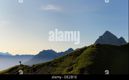 Bergsteiger vor Bergrücken im Morgenlicht, Hinterhornbach, Lechtal, Außerfern, Tirol, Österreich, Europa Stockfoto