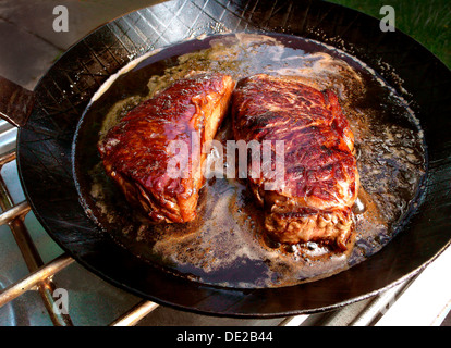 Gebratene Steaks in der Pfanne, Deutschland Stockfoto