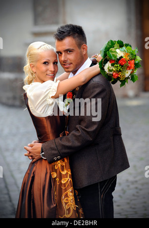 Hochzeit, Braut und Bräutigam in traditioneller Tracht Stockfoto