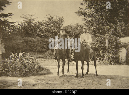 Russischer Autor Leo Tolstoy Reiten in Yasnaya Polyana nahe Tula, Russland, 1900. Künstler: Sophia Tolstaya Stockfoto