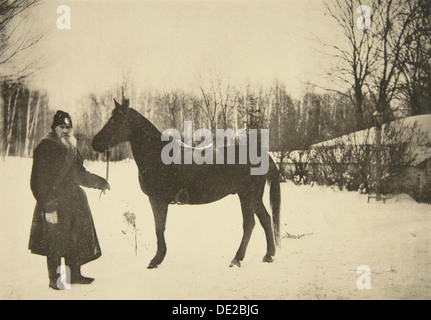 Russische Schriftsteller Leo Tolstoy mit einem Pferd, Yasnaya Polyana nahe Tula, Russland, 1905.  Künstler: Sophia Tolstaya Stockfoto