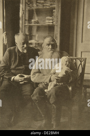 Russische Schriftsteller Leo Tolstoy mit seinem Schwiegersohn und Enkelin, Russland, c1905-c1906. Künstler: Sophia Tolstaya Stockfoto