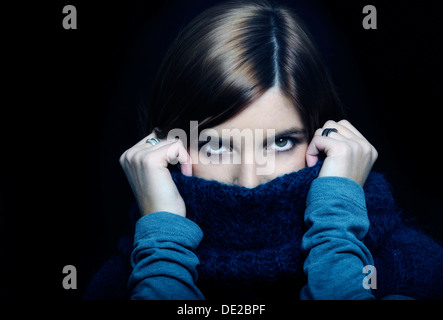 Junge Frau trägt ein Rollkragenpullover Stockfoto