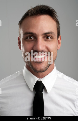 Lächelnder junge Mann trug ein Hemd und eine Krawatte, Porträt Stockfoto