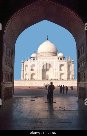 Taj Mahal-Mausoleum Moschee in Indien Agra aus gesehen. Stockfoto