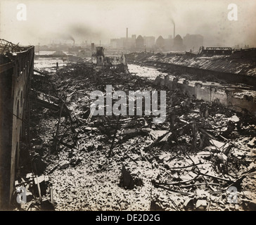 Szene in Silvertown nach einer Explosion in einer Munitionsfabrik, London, der Erste Weltkrieg, 1917. Artist: Unbekannt Stockfoto