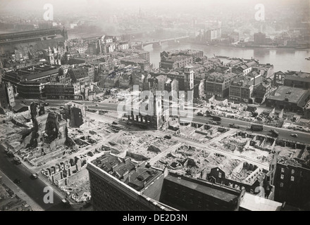 Blick von der St. Paul's Cathedral in Richtung Southwark Bridge, London, Weltkrieg II, 1942. Künstler: Arthur Kreuz, Fred Tibbs Stockfoto