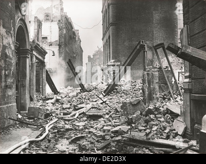 Blick nach Süden hinunter Walbrook nach einem Luftangriff, der Londoner City, der Zweite Weltkrieg, 1941. Künstler: Arthur Kreuz, Fred Tibbs Stockfoto