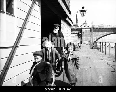 Gruppe der Kinder, die in Waterloo Pier, London, c 1905. Artist: Unbekannt Stockfoto