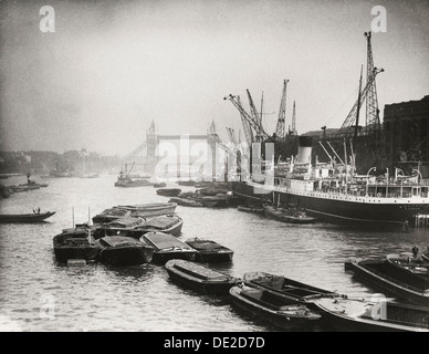 Blick auf das geschäftige Treiben in der Themse mit Blick auf Tower Bridge, London, c 1920. Artist: Unbekannt Stockfoto