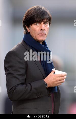 Tórshavn, Färöer. 10. September 2013. Deutschlands Trainer Joachim Löw vor der FIFA WM 2014 Qualifikation Gruppe C Fußball-match zwischen Färöer und Deutschland im Torsvollur Stadion in Tórshavn, Färöer, 10. September 2013. Foto: Thomas Eisenhuth/Dpa/Alamy Live News Stockfoto