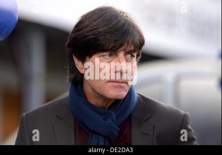 Tórshavn, Färöer. 10. September 2013. Deutschlands Trainer Joachim Löw vor der FIFA WM 2014 Qualifikation Gruppe C Fußball-match zwischen Färöer und Deutschland im Torsvollur Stadion in Tórshavn, Färöer, 10. September 2013. Foto: Thomas Eisenhuth/Dpa/Alamy Live News Stockfoto