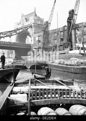 Feuerzeuge nähern Wharf die Allgemeinen Steam Navigation Company durch die Tower Bridge, London, c 1905. Artist: Unbekannt Stockfoto