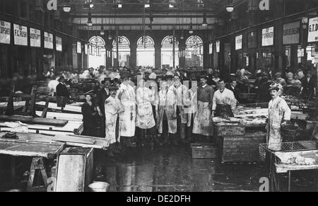 Das Innere des Billingsgate Markt zeigen Fischhändler und ihre Stände, London, c 1918. Artist: Unbekannt Stockfoto