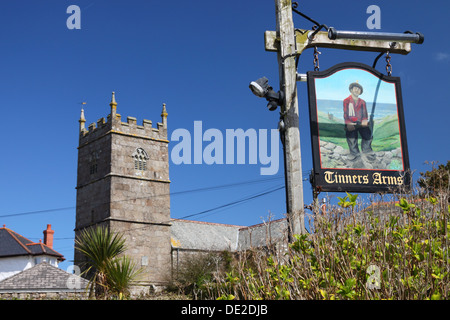 Kannengießer Arme Zeichen und Kirche von St. Senera, Zennor, Cornwall. Stockfoto