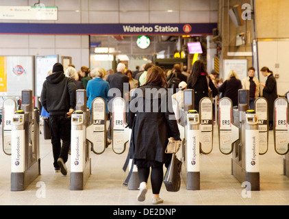 Fahrgäste im Eisenbahnverkehr in Waterloo Station, London UK Stockfoto