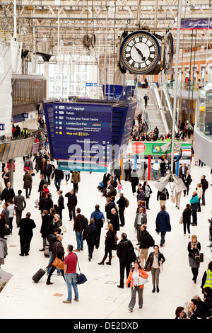 London Waterloo Station; - Waterloo Bahnhofshalle und Uhr mit pendler an abendlichen Hauptverkehrszeit, London England Großbritannien Stockfoto